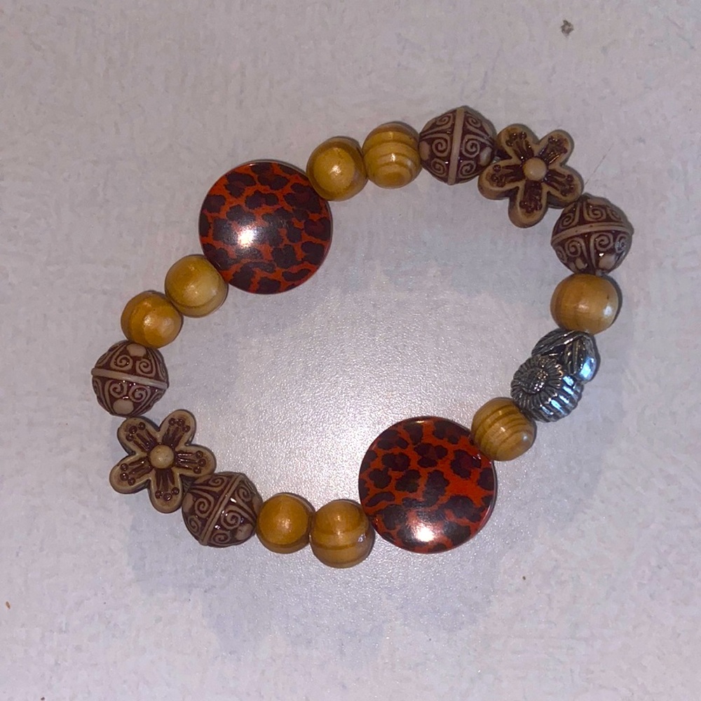 Elastic beaded bracelet